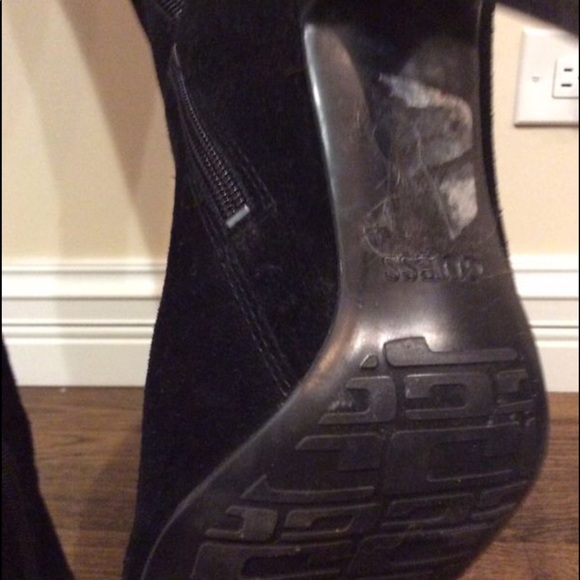 SUPER SEXY **GUESS** STUDED BLACK SUEDE HEELED BOOTS - Picture 5 of 6